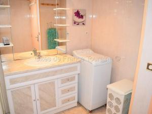 Maisons de vacances Gite La Tour-Saint-Gelin, 2 pieces, 2 personnes - FR-1-381-24 : photos des chambres