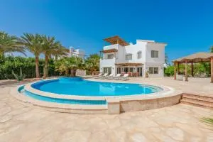 Beautiful 4 bedroom White Villa with Heated Pool - El Gouna