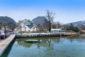 Appartements La Baie des Voiles, FEET IN THE CRYSTAL WATERS, 12 Apts from studio to Duplex, LLA Selections by Location lac Annecy : photos des chambres