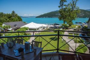 Appartements La Baie des Voiles, FEET IN THE CRYSTAL WATERS, 12 Apts from studio to Duplex, LLA Selections by Location lac Annecy : photos des chambres