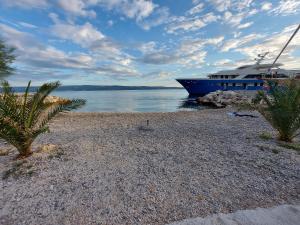 Apartments Petar btw. Split and Omiš