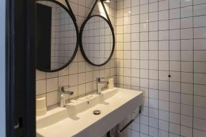 Hotels Hotel SUB : Lit dans Dortoir pour Femmes de 4 Lits avec Salle de Bains Commune