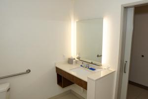 Holiday Inn Express & Suites - Aurora Medical Campus by IHG
