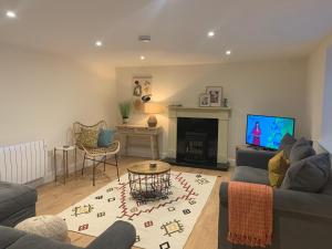 Farm House - Sleeps 7 - Garden - Parking