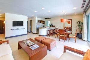 Fabulous Playa Getaway at 38th and Beach plus 2 Pools Onsite
