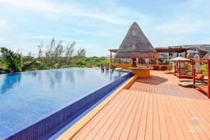 Fabulous Playa Getaway at 38th and Beach plus 2 Pools Onsite