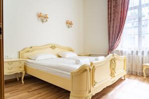 Old Town Cat Apartment