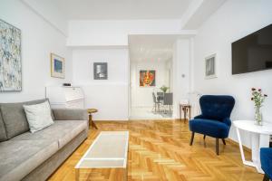 Elegant Light Two Bedroom Apartment in City Center