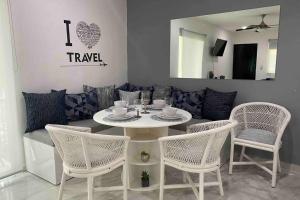 Bright Luxury Apartment with swimming pool