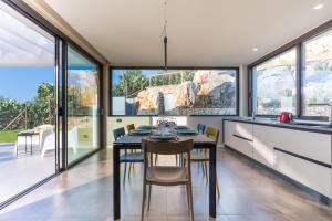 Villa vista mare con piscina a sfioro a Scopello