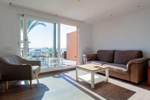 Inmovecos reformado en 1º linea playa Soling 11