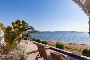 Inmovecos reformado en 1º linea playa Soling 11