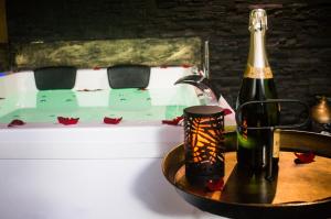 Maisons de vacances LOVE Suites & SPA 