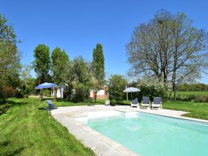 Maisons de vacances Authentic Holiday Home in Burgundy with Large Swimming Pool : photos des chambres