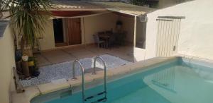 La petite maison dans un village bio