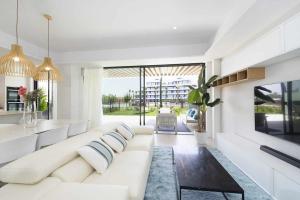 Espectacular bajo con jardín en 1ª línea de playa