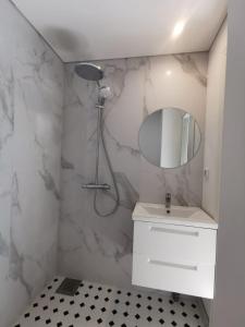Tolstoi Scandinavian 1 bedroom apartment + free parking