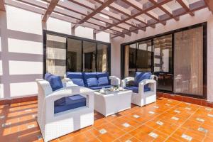 StayVistas Fairfield Villa - A green lawn and charming orchard await your retreat