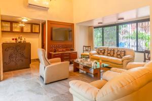 StayVistas Fairfield Villa - A green lawn and charming orchard await your retreat