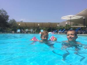 Sezars - Niko & Mimoza Qesari