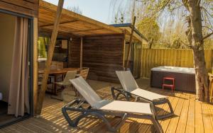 Campings Camping du Chateau Vert : photos des chambres