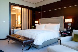 Manor Club King Room - Waterfront View room in Rosewood Abu Dhabi