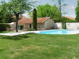 Maison de 4 chambres avec piscine privee jardin clos et wifi a Bellon