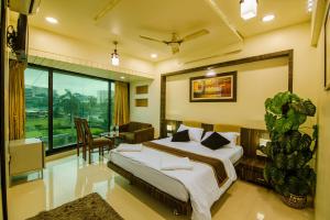 La Hotel Metro near BKC