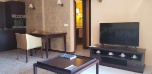 sunny beach private apartment in 5 star hotel family room