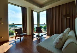 Deluxe Suite with Sea View room in Hotel Astor