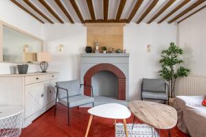 Maisons de vacances L'escalier rouge - Maison renovee avec cour : photos des chambres