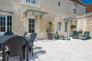 Maisons de vacances L'escalier rouge - Maison renovee avec cour : photos des chambres