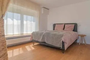 Vakantiewoning voor 12 met garages terras tuin - Harendijk