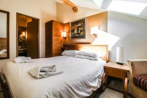 Two internally connecting 2-bed apartments with shared private entrance