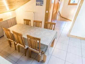 Modern 3 Bed Penthouse Apartment, Balcony & Garage, Close to Village & Ski Bus
