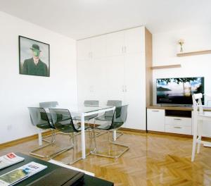 Magritte Business grade comfortable apartment.