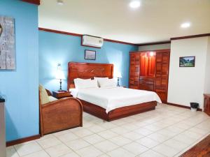 Fish Hook Marina Hotel