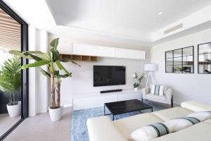 Espectacular bajo con jardín en 1ª línea de playa