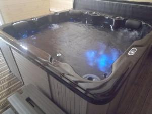 Chalets Chalet Enchanteur a Venosc avec Vue Panoramique et Jacuzzi : photos des chambres