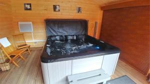 Chalets Chalet Enchanteur a Venosc avec Vue Panoramique et Jacuzzi : photos des chambres