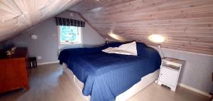 Lidsbergs torp i Ölme från år 1910 Ett eget mysigt torp med kakelugn, lågt i tak, sovrum med dubbelsäng och 2 enkelsängar på loft med snedtak bäddsoffa i v-rum trädgård med gasgrill