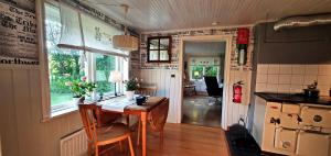 Lidsbergs torp i Ölme från år 1910 Ett eget mysigt torp med kakelugn, lågt i tak, sovrum med dubbelsäng och 2 enkelsängar på loft med snedtak bäddsoffa i v-rum trädgård med gasgrill