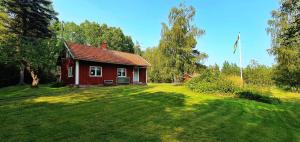 Lidsbergs torp i Ölme från år 1910 Ett eget mysigt torp med kakelugn, lågt i tak, sovrum med dubbelsäng och 2 enkelsängar på loft med snedtak bäddsoffa i v-rum trädgård med gasgrill