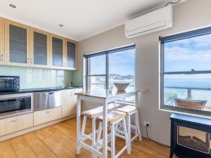 Blue Vista,9,13 Victoria Parade - Studio with stunning water views and air conditioning