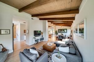 Five-Bedroom House room in Bayside Mountain Retreat With Gorgeous Views And Private Hot Tub! home