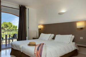 Twin Room with Garden View room in Hôtel Les Lentisques