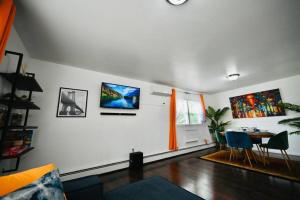 Bright & cozy2nd Floor Apartment*. Close to NYC