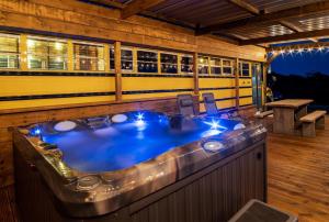 American School Bus - 1 Bedroom - Blossom Farm - Tiers Cross