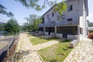 Hotels Hotel du Lac Foix : Suite Junior avec Terrasse