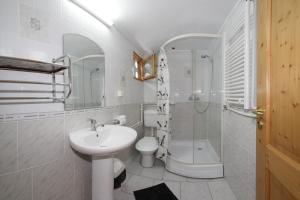 Apartamente Casa Cristina in Pensiune la 400m de Pârtia de ski